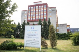 Pacient poskušal pobegniti iz murskosoboške bolnišnice in padel iz prvega nadstropja