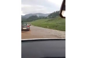 V neurju poplavljena cesta Dravograd Maribor (VIDEO)