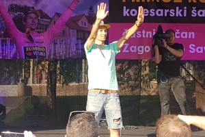 Poglejte, kakšen veličasten sprejem so kolesarskemu gladiatorju Primožu Rogliču pripravili v Zagorju (FOTO)
