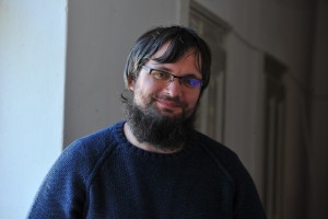 Ironija je, ko se nad radijcem z anonimnim profilom razburjajo plačani troli SDS, med katerimi so tudi poslanci