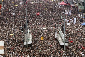 V Hongkongu se je dva milijona protestnikov uprlo Pekingu (FOTO)