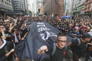 Vnetljivo v Hongkongu! Protivladni protestniki prekinili blokado avtoceste