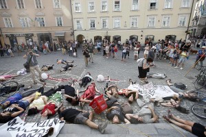 Kaj takega Janković ne doživi vsak dan: Rogovci so se mu ulegli na stopnice in trg pred mestno hišo (FOTO)