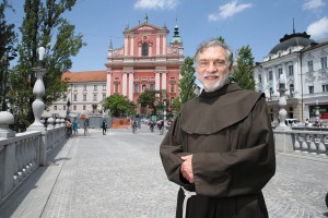 Korupcija bi bila, če bi morali Štancarja vprašati, koga smemo sprejeti