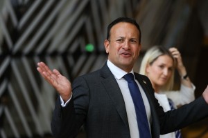 Irski premier Varadkar bo spet delal kot zdravnik: po telefonu bo svetoval bolnikom s koronavirusom