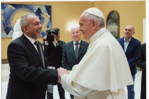 Papež Frančišek prejel svoj kiparski portret slovenskega kiparja Mika Simčiča