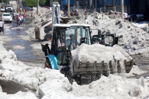 Neverjeten prizor iz Mehike: mesto Guadalajara pod kar dva metra debelo odejo toče! (FOTO)