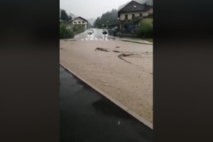 Neurje nad Slovenijo: toča je tolkla, vodotoki so poplavljali, veter je odkrival strehe (VIDEO)