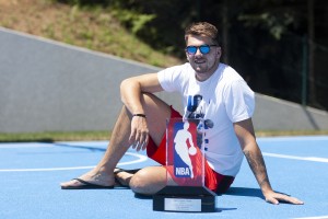 Luka Dončić se trenutno še veliko fotografira z nagrado za novinca leta