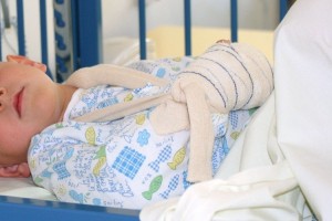 Pošastna očeta: prvi je hčerkico več ur pustil v avtu na žgočem soncu, drugi je mučil in stradal sinčka