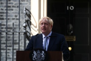 Boris Johnson uradno premier, protestniki Greenpeace so mu skušali zapreti pot do Buckinghamske palače