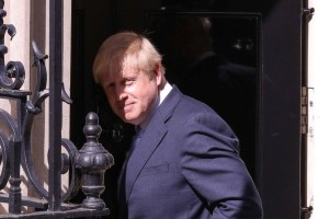 Johnson bo poskušal Merklovo prepričati v nova pogajana o brexitu