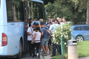 Tako policija ilegalne migrante iz Prekmurja tovori proti Ljubljani (FOTO)