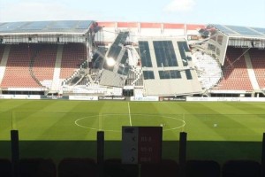 V nizozemskem Alkmaarju se je podrla streha nogometnega stadiona (FOTO)