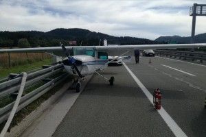 Na hrvaški avtocesti pristalo letalo, iz njega sta izstopila "prestrašena ženska in moški" (FOTO in VIDEO)