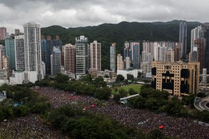 Policija v Hongkongu zaradi napovedanih protestov okrepila varnost v mestu