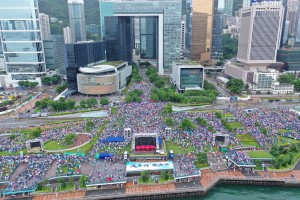 Zmaga protestnikov: hongkonška voditeljica umaknila predlog spornega zakona