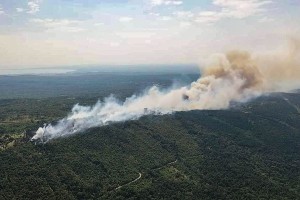 Bodo morali požar pri Cerju gasiti celo s helikopterji?