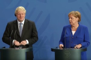 Johnsona v Berlinu "pozdravila" množica, ki je vzklikala "ustavite brexit"