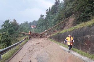 Koroška železniška proga zaprta, v Vuzenici zasulo železniške tire