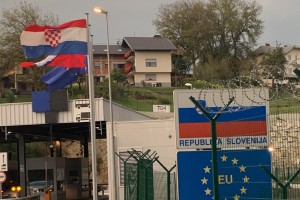 Hrvaška zastava na slovenski strani meje: leteti bi morale glave, je ogorčen bralec, a policija pravi, da s tem ni nič narobe