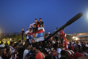 Navijači Crvene zvezde provocirali s tankom pred stadionom, navijači Dinama so jim odgovorili s traktorjem