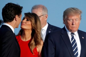 Pevec je v vojno s Trumpom potegnil še Melanio: Oči ima samo za Justina Trudeauja, za Donalda se ne zmeni