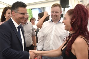 Kako si premier Šarec utira pot avtoritarnega voditelja leve politične provenience (INTERVJU)