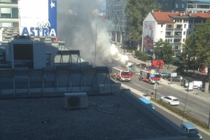 V Dubrovniku avtobuse kradejo, v Ljubljani pa gorijo: za Bežigradom se je vnel avtobus LPP (FOTO)