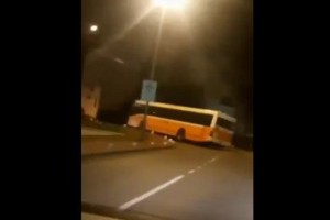 Do pasu gola mularija v Dubrovniku ukradla avtobus in z njim divjala po mestu (VIDEO)