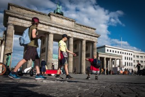 Poročilo iz ponorele Nemčije: Levičarji bi odpirali nemške meje za nezakonite migrante, izganjali pa bi turiste iz Berlina