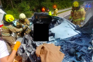 Grozljivka na podravski avtocesti. Ptujčan silovito trčil v tovornjak, umrl je njegov sopotnik (FOTO)