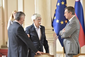 Ustavni pravniki za ukinitev volilnih okrajev in uvedbo absolutnega prednostnega glasu