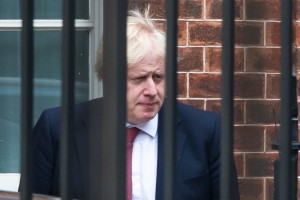 Johnson se opravičuje, ker je prišlo do nove preložitve brexita