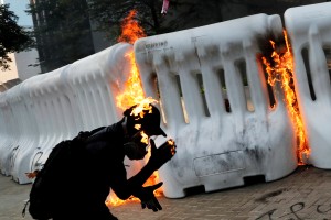 V Hongkongu se je policija vso noč pretepala s protestniki