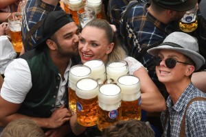 V Münchnu se je začel Oktoberfest: liter piva stane več kot 10 evrov