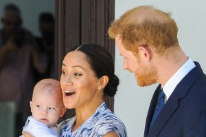 Harry in Meghan sta na srečanju z nadškofom Tutujem prvič pokazala Archieja v Afriki