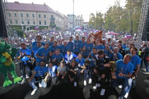 Slovenski športni junaki rajali z navijači: "Vi ste najboljši navijači na svetu." (FOTO)