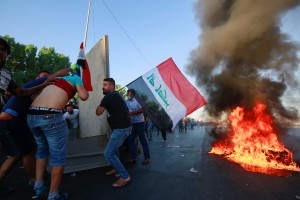 Irak spet gori! V krvavih protivladnih protestih že več kot 100 mrtvih