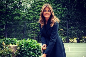 Demokrati bi Trumpa vrgli na cesto, a Melania jim je pokazala, da se še ni pripravljena izseliti iz Bele hiše (FOTO)