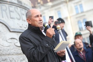 Dvojna merila Janeza Janše: Leta 2013 je trdil, da poslanci ne morejo odločati, kdo bo zaposlen v Sovi, danes je obrnil ploščo