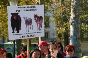 Nasprotniki odstrela zveri so v Ljubljani opominjali: Peta božja zapoved se glasi preprosto in jasno: Ne ubijaj!