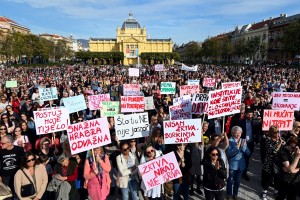 "Pravica za dekleta": Hrvati protestirajo zaradi izpustitve osumljencev skupinskega posilstva v Zadru