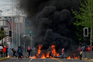 Nemiri v Čilu vse bolj smrtonosni, v požaru oropane tovarne umrlo pet ljudi