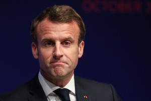 Macron sporoča stavkajočim sindikatom: Pokojninski reformi se ne bom odpovedal