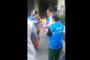 Hongkonški protestnik z nožem napadel Pekingu naklonjenega politika (VIDEO)