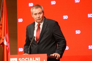 Židan svoje socialdemokrate svari pred razpadom koalicije in oblikovanjem desne vlade