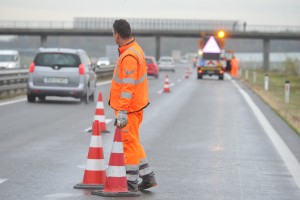 Vozniku na gorenjski avtocesti zmanjkalo goriva, vanj je trčila voznica v avtu, vanjo pa kombi