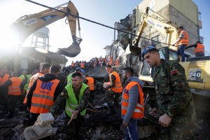 Razdejanje v Albaniji: iz ruševin tudi danes rešujejo ljudi, število žrtev pa raste (FOTO)