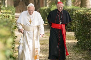 Dva papeža: Anthony Hopkins in Jonathan Pryce igrata Benedikta in Frančiška